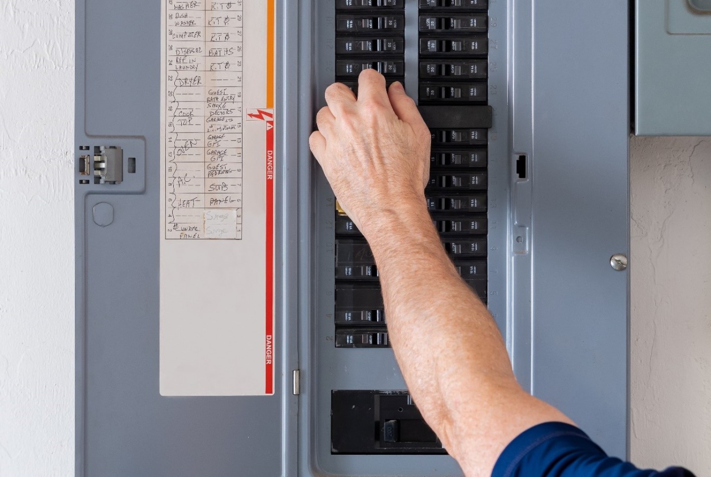 how to test a circuit breaker